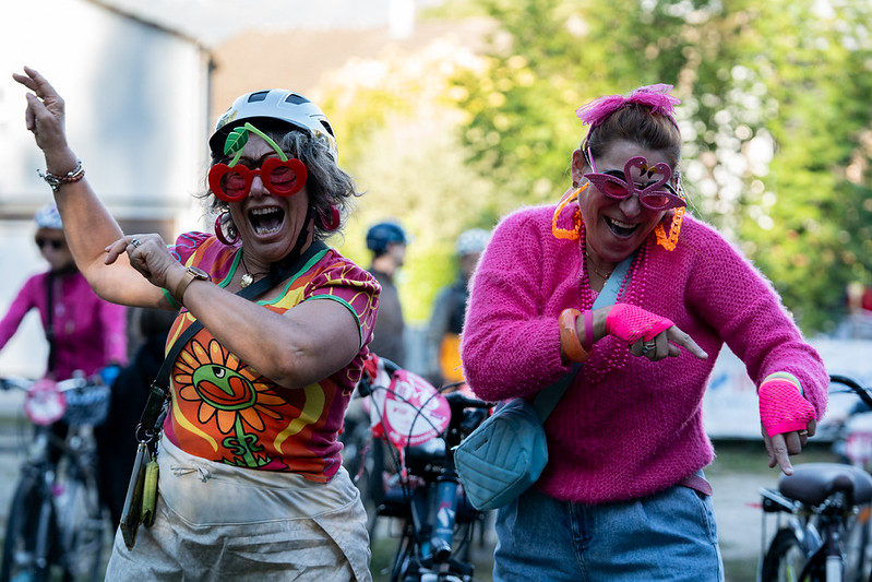 Deux cyclistes Vélotour en tenues années 80 et lunettes décalées