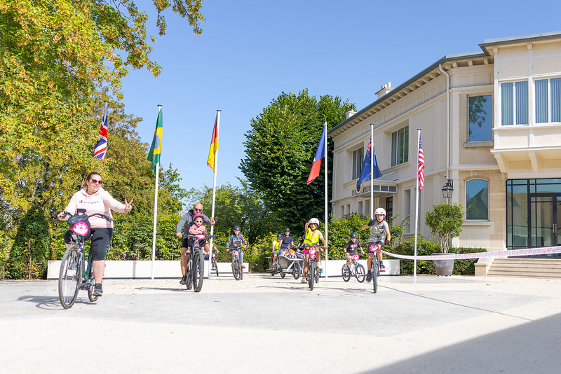 Dans la cour du domaine aux drapeaux