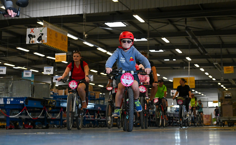 Les cyclistes traversent le centre de tri