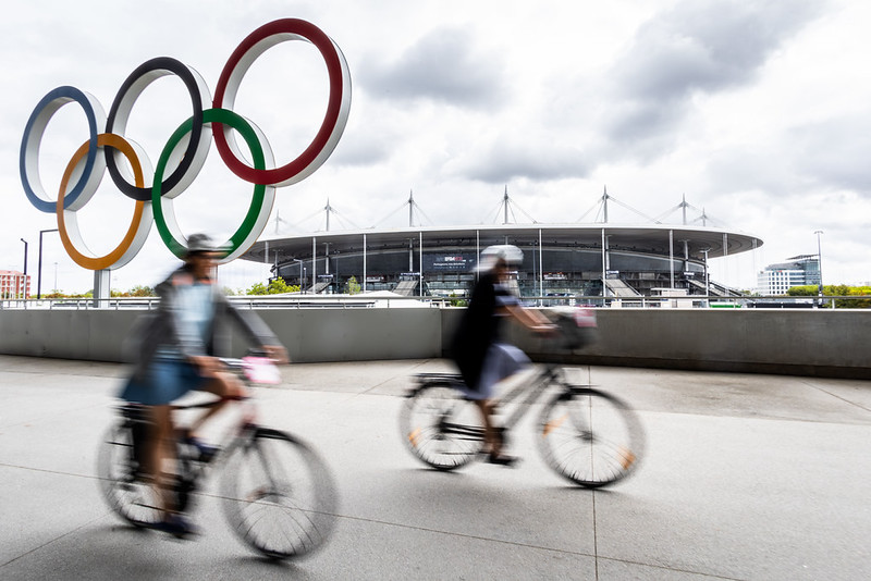 Les anneaux olympiques devant le Stade de France