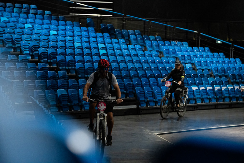 Les cyclistes sur le plateau d'une salle de spectacle