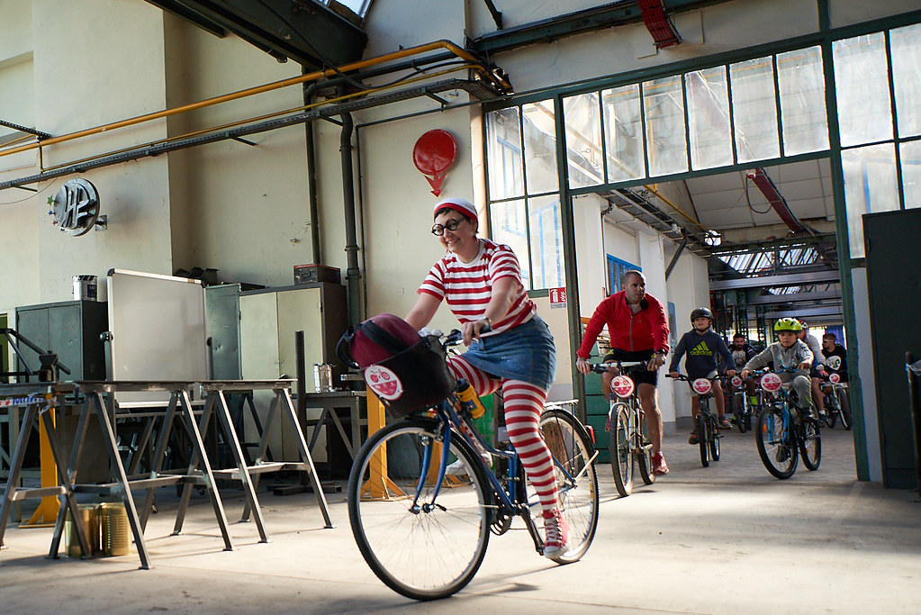 Cycliste Vélotour déguisée en Charlie quittant un hangar