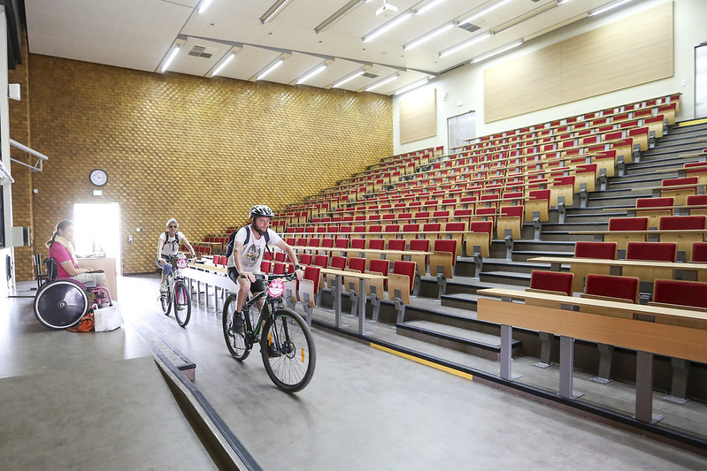 À vélo dans l’amphithéâtre