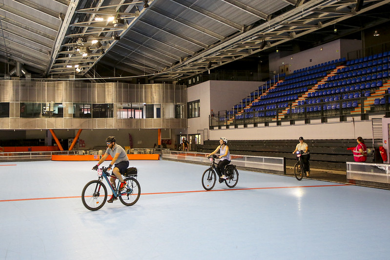 À vélo sur la piste de la patinoire
