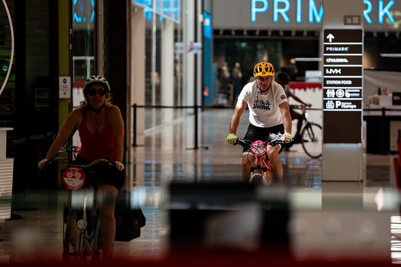 À vélo dans les allées du centre commercial