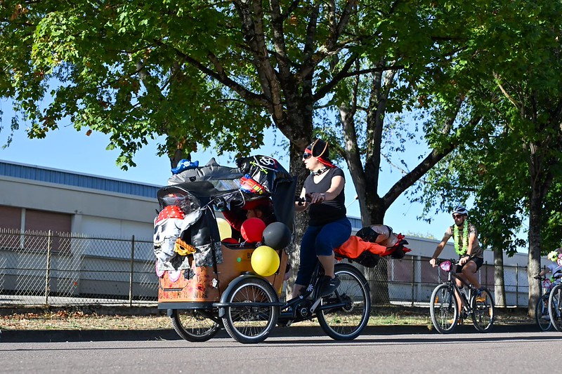 Famille Vélotour déguisée en pirates sur un triporteur décoré