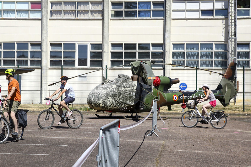 Au pied de l’hélicoptère de l’armée de Terre