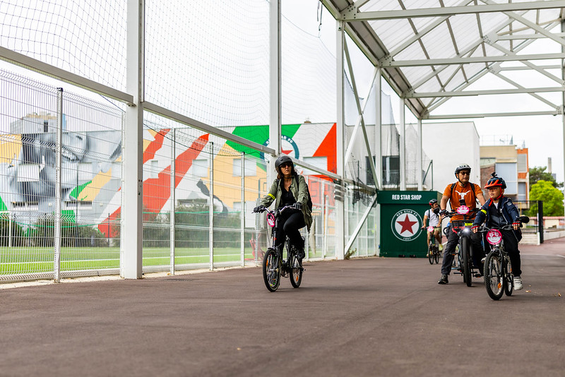 Le long du terrain du stade Bauer