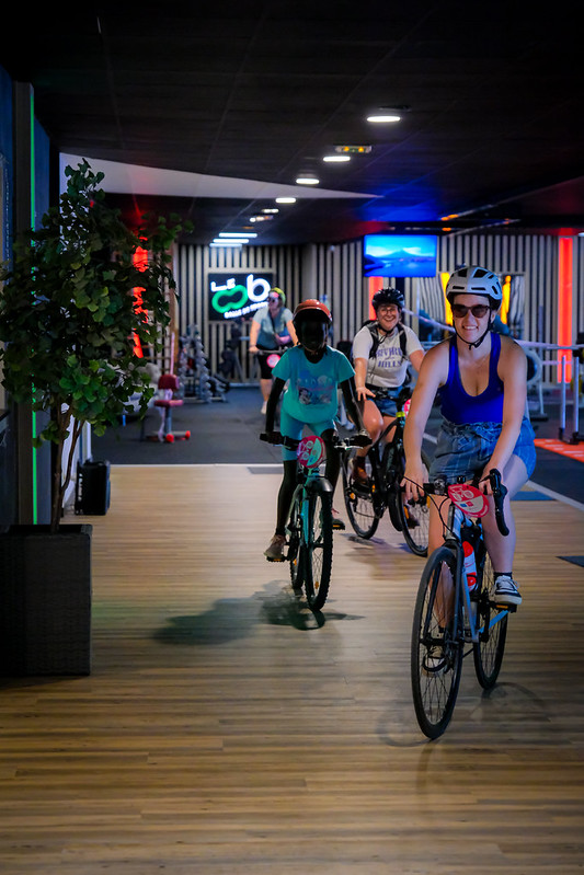Les cyclistes traversent une salle de sport
