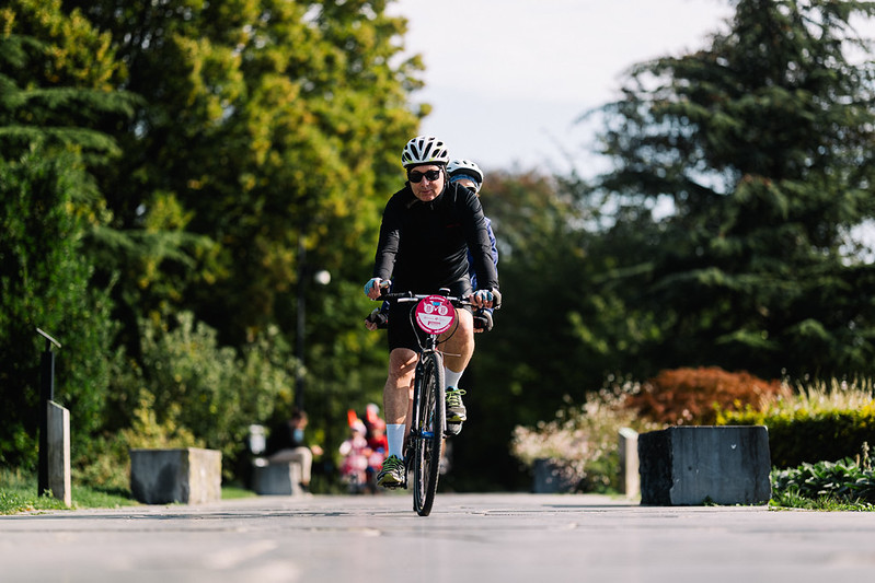 Tandem sur les allées ombragées du parc