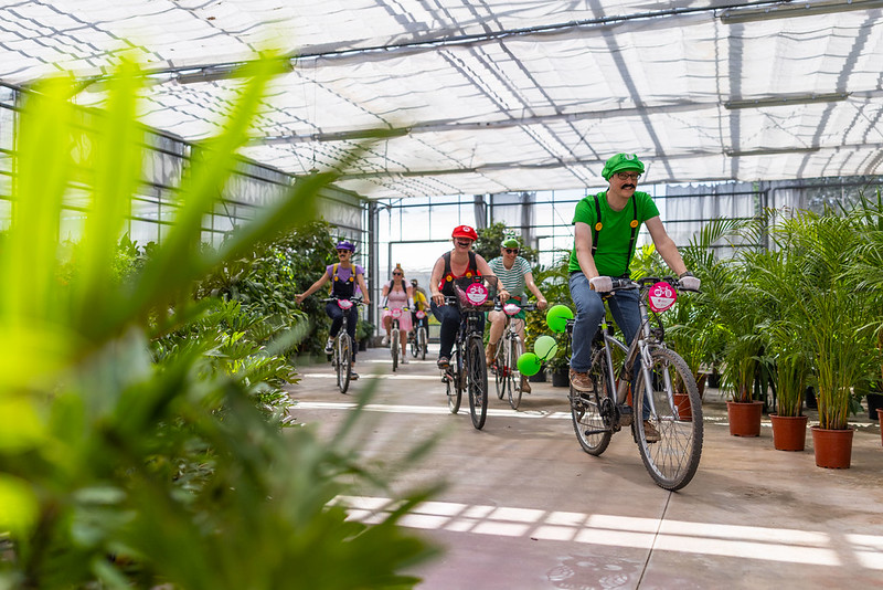 Les serres fleuries traversées à vélo