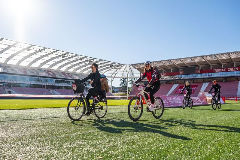 Des cyclistes dans le stade Gaston-Gérard