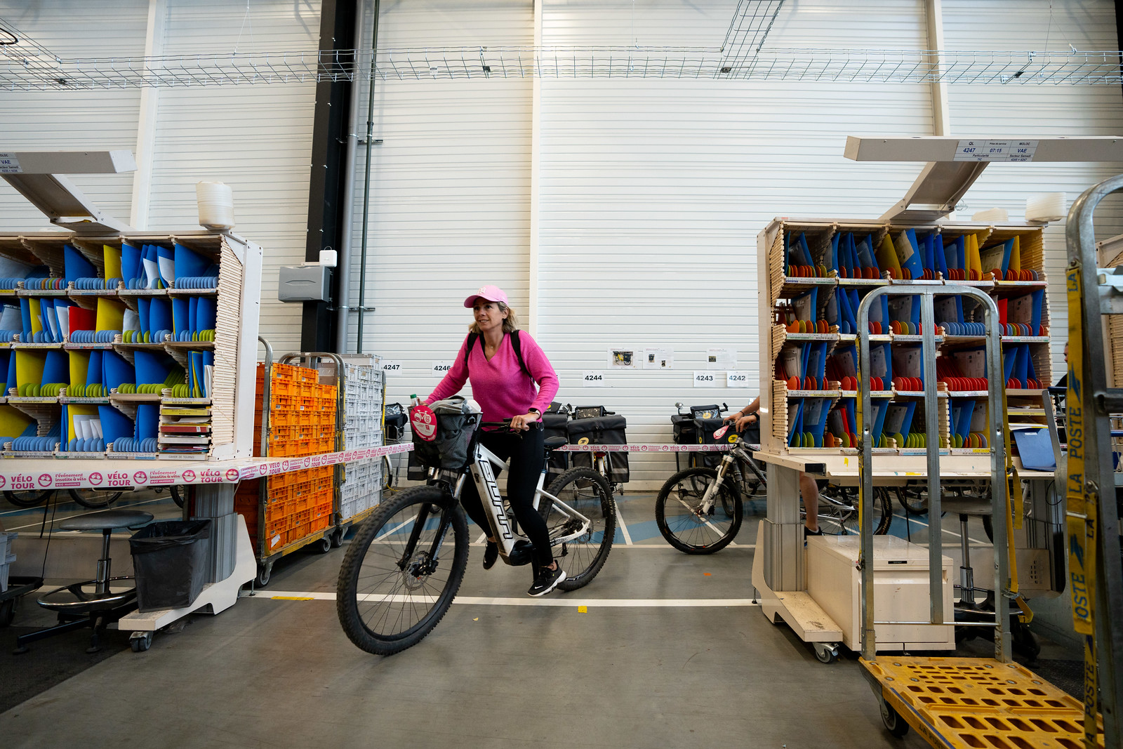 À vélo dans les ateliers Emmaüs