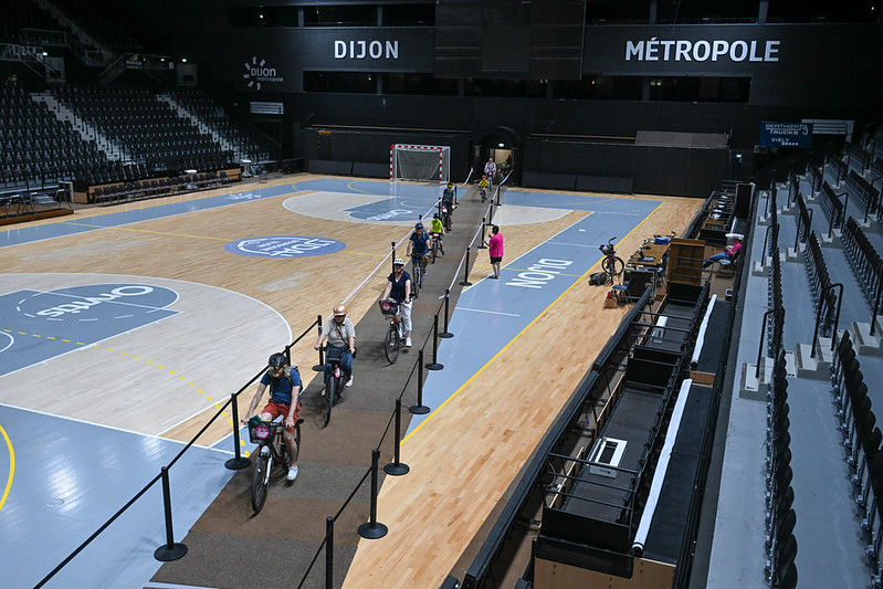 À vélo sur le parquet du Palais des Sports