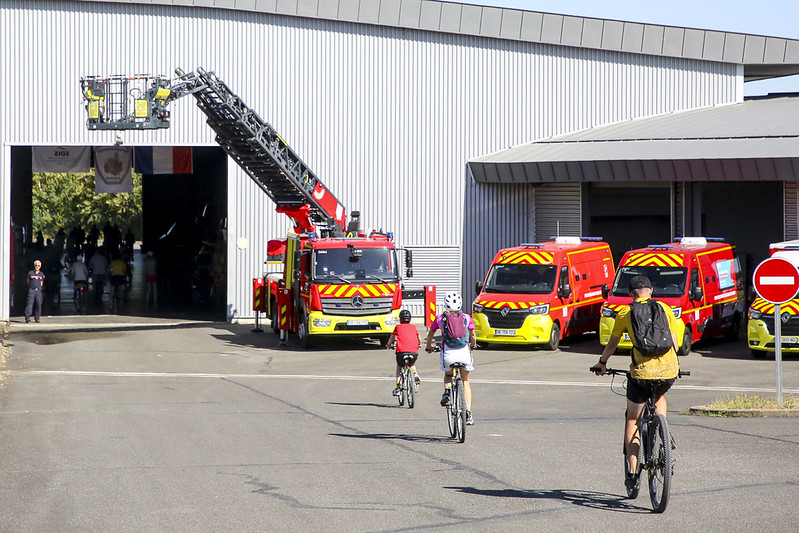 Sous la grande échelle des sapeurs-pompiers