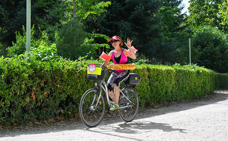 Cycliste Vélotour en maillot de bain avec bouée et brassards