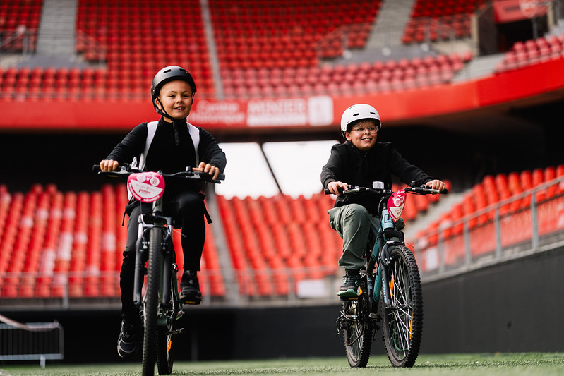 Les enfants sur la pelouse du stade