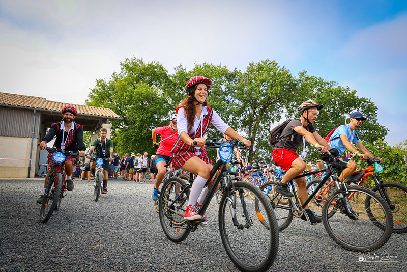 Peloton déguisé dans la cour du chai