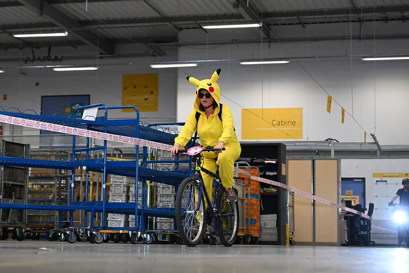 Participant Vélotour déguisé en Pikachu sur son vélo