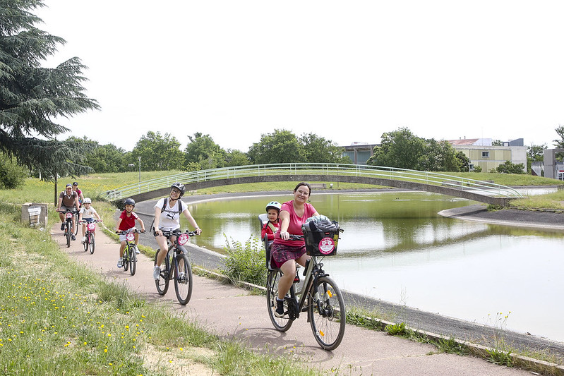 Les cyclistes au bord du lac